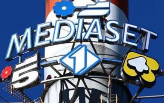 Un noto conduttore Mediaset esce allo scoperto