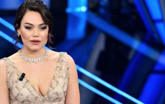 Romina Carrisi radiosa accanto al suo uomo