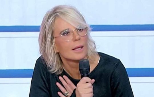 Maria De Filippi si accascia in studio a Uomini e Donne