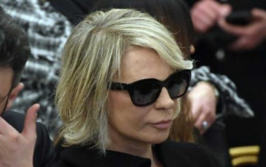 Nella bufera l'autore del selfie con Maria De Filippi al funerale