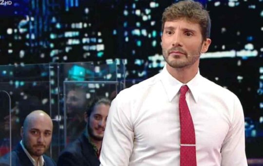 Stefano De Martino fa preoccupare i fan - Youbee.it