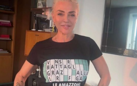 Paola Barale e la sua criptica maglietta