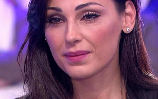 Anna Tatangelo in lacrime - Youbee.it