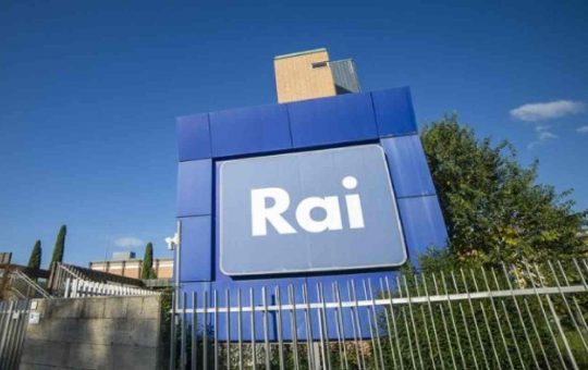 Conduttrice Rai con le spalle al muro