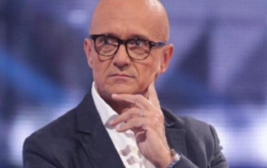 Alfonso Signorini letteralmente travolto