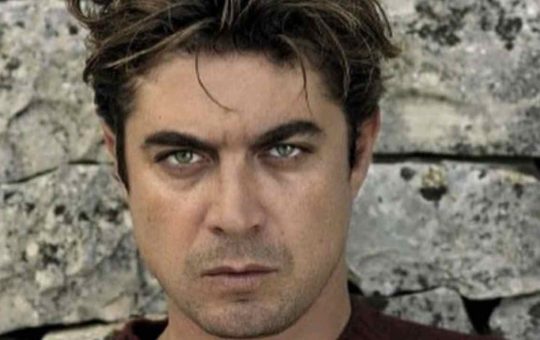 Riccardo Scamarcio attaccato